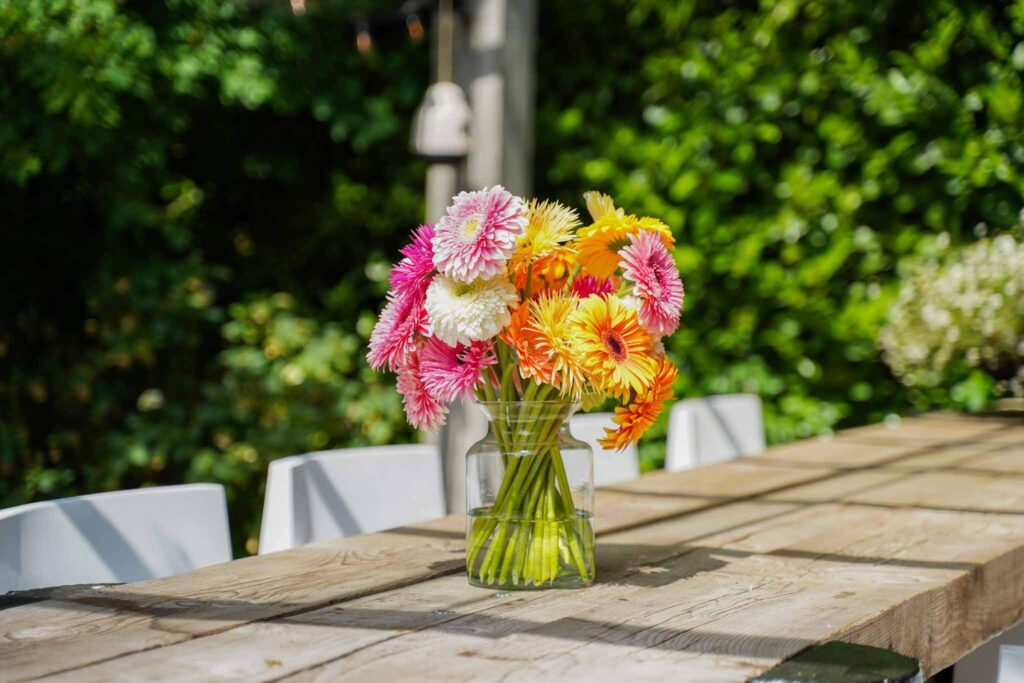 Vrolijk gekleurde Gerbera's in een vaas