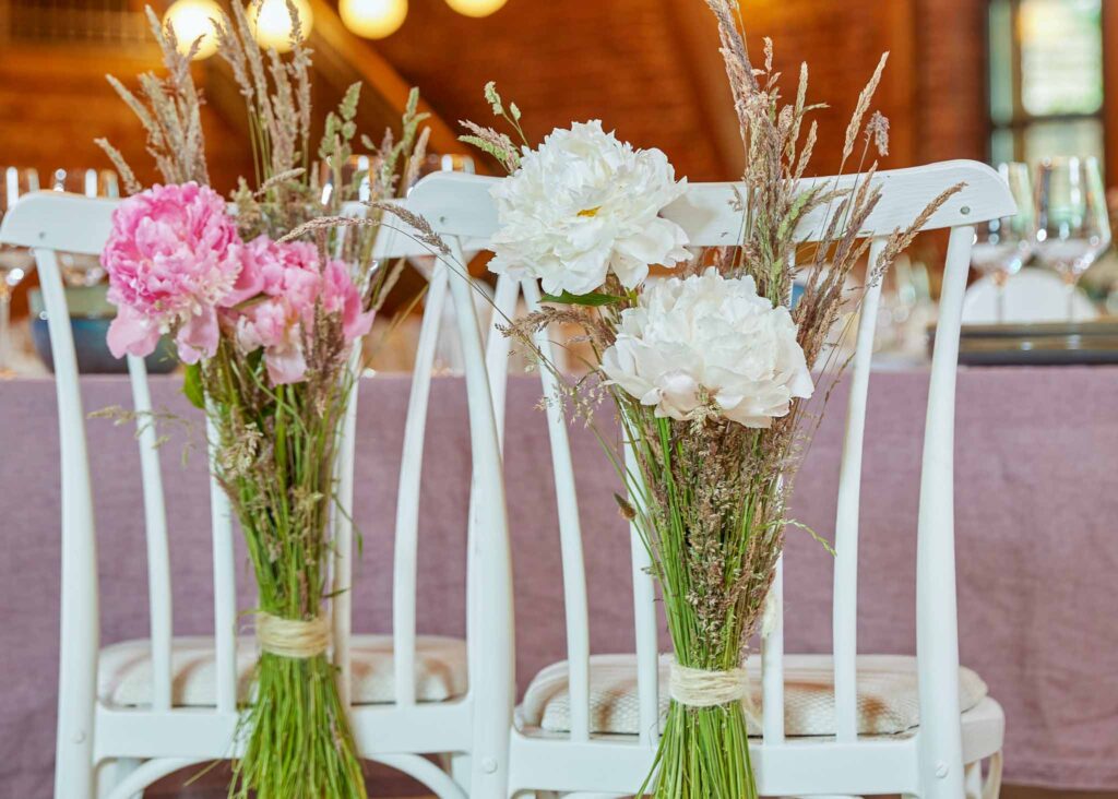 Stoelornamenten met bloemen voor bruiloft