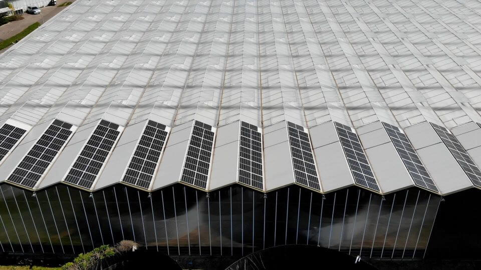 Duurzamheid in de tuinbouw, zonnepanelen op het dak van een kas