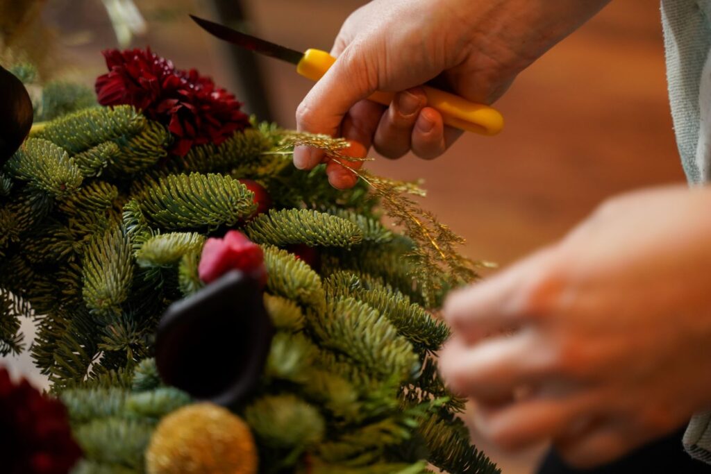 DIY Kerstkrans maken met bloemen - Stap 4 gouden kerstdetails toevoegen