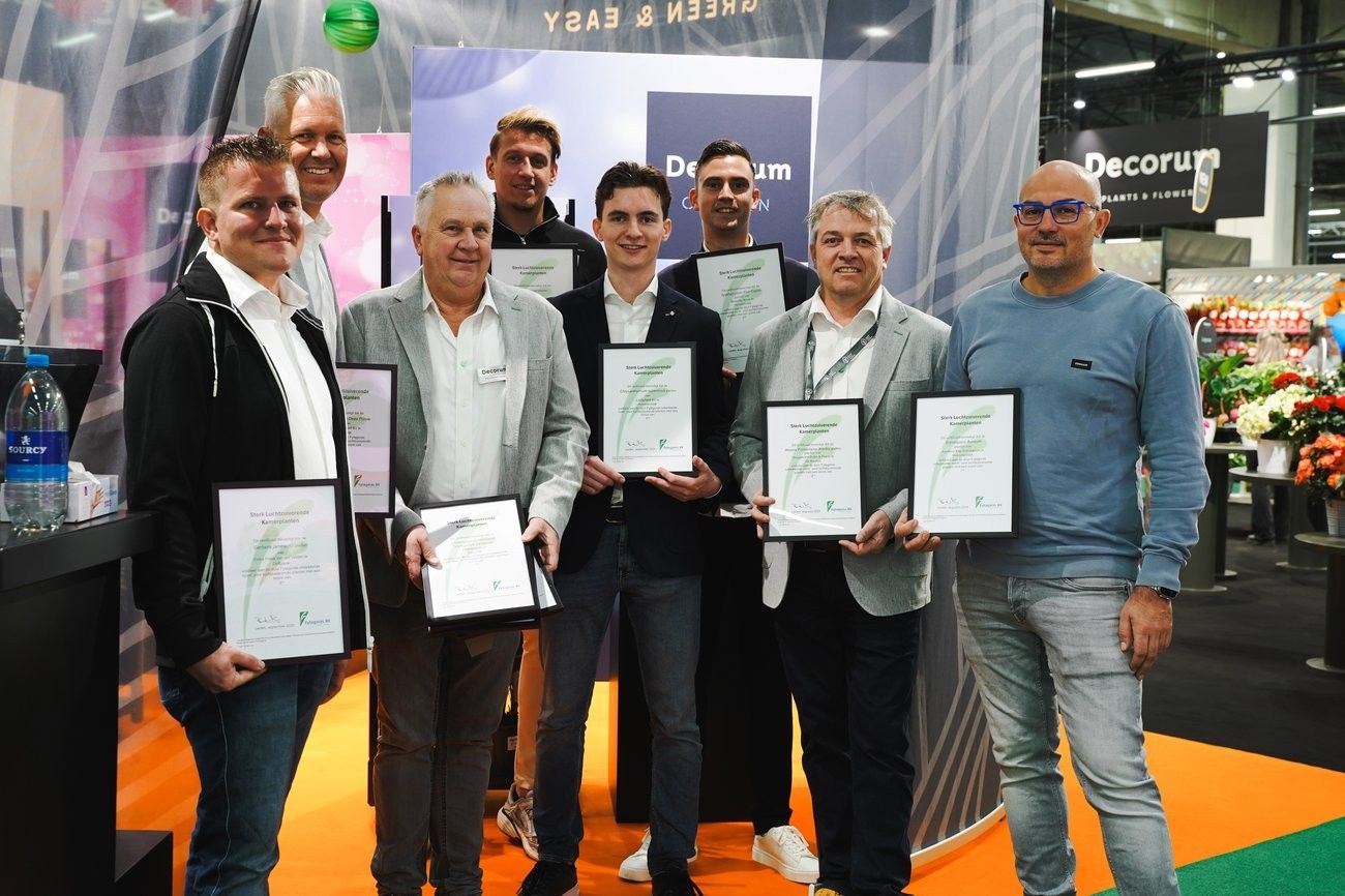 Decorum kwekers ontvangen certificaat luchtzuiverende planten