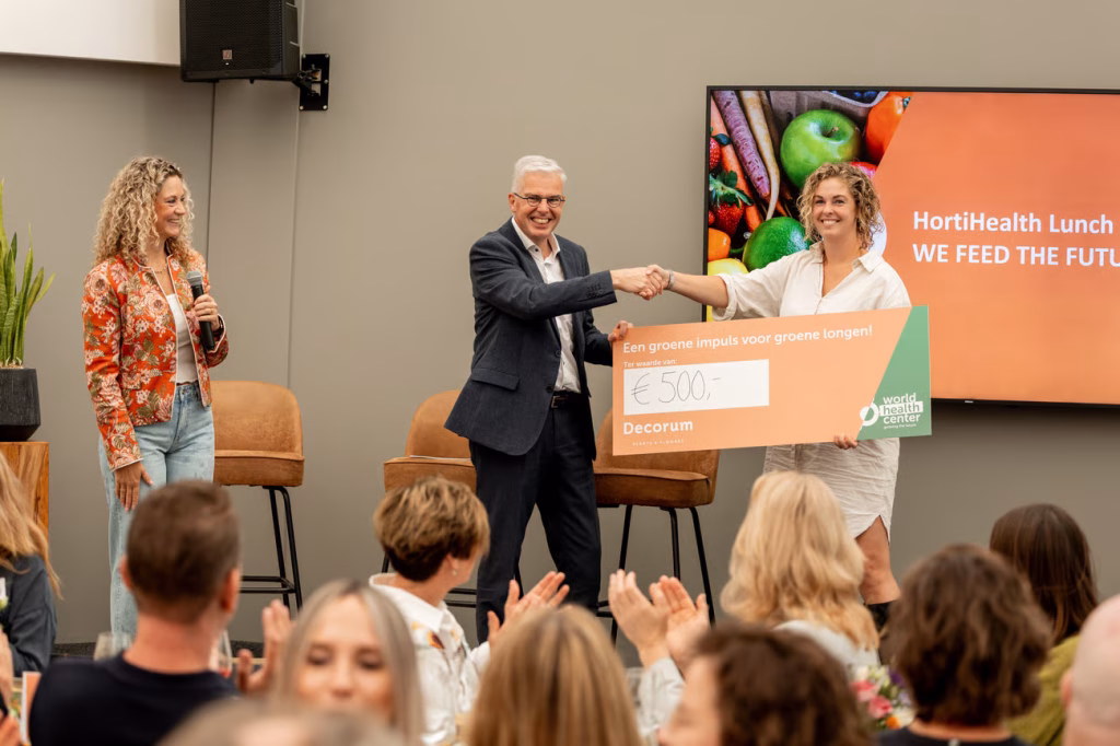 Decorum overhandigt cheque project Groene Longen